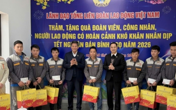 Tổng Liên đoàn Lao động Việt Nam tặng quà tết cho công nhân, người lao động có hoàn cảnh khó khăn