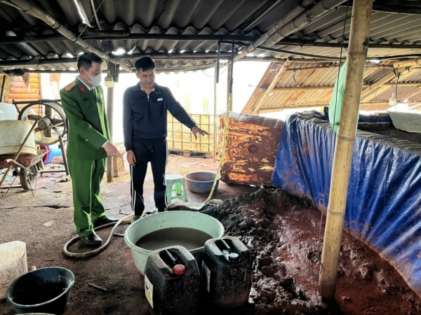 CATP Hà Nội phát hiện 2 xưởng phân kim xả hơn 6,7 tấn chất thải nguy hại ven sông Đuống