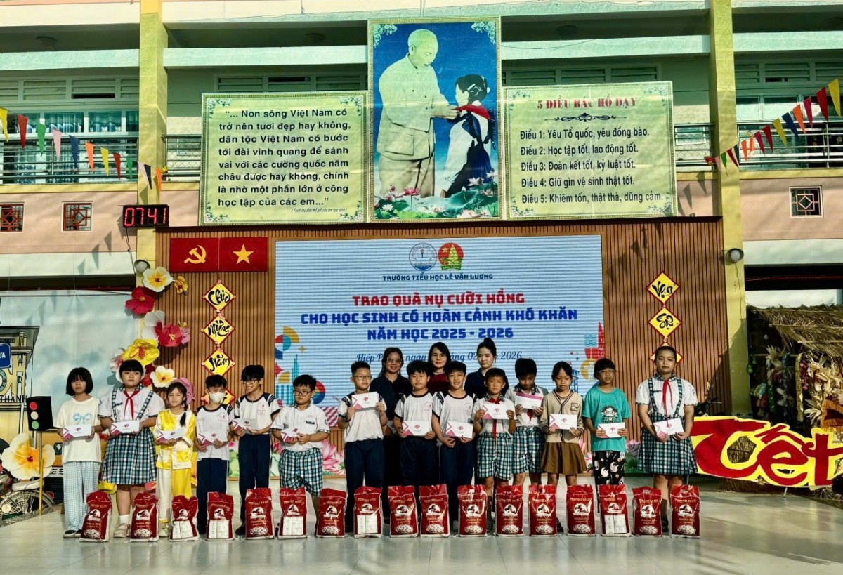 Trao 80 suất quà Tết cho học sinh nghèo tại Trường Tiểu học Lê Văn Lương