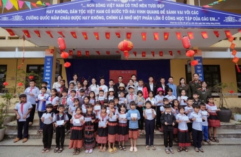 Nữ Công an Tp. Huế mang mùa xuân ấm áp, nhân ái và trọn vẹn hơn đến vùng cao A Lưới.