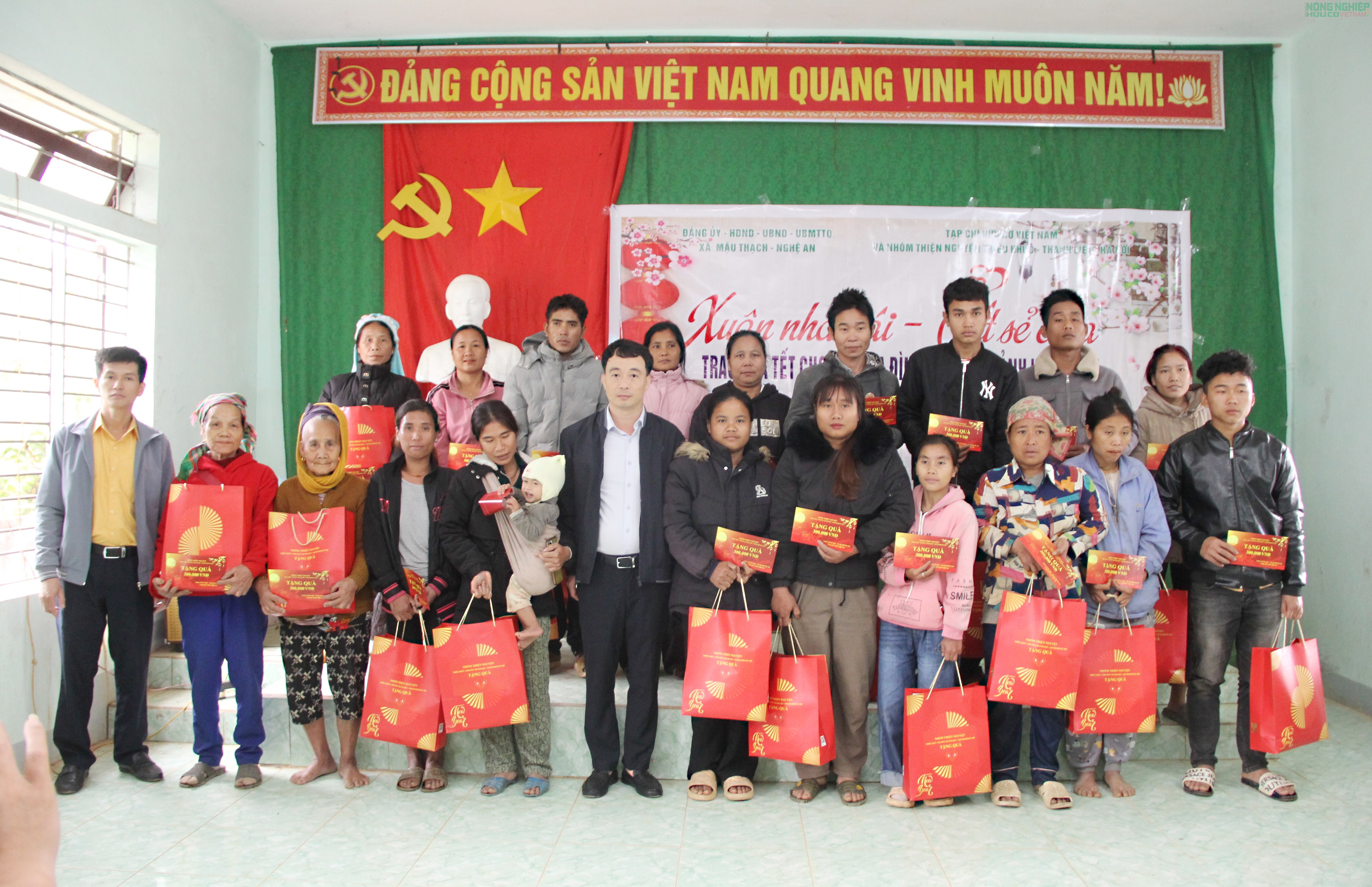 Hàng trăm suất quà Tết gửi gắm yêu thương đến với bà con Đan Lai, xứ Nghệ Hàng trăm suất quà Tết gửi gắm yêu thương đến với bà con Đan Lai, xứ Nghệ