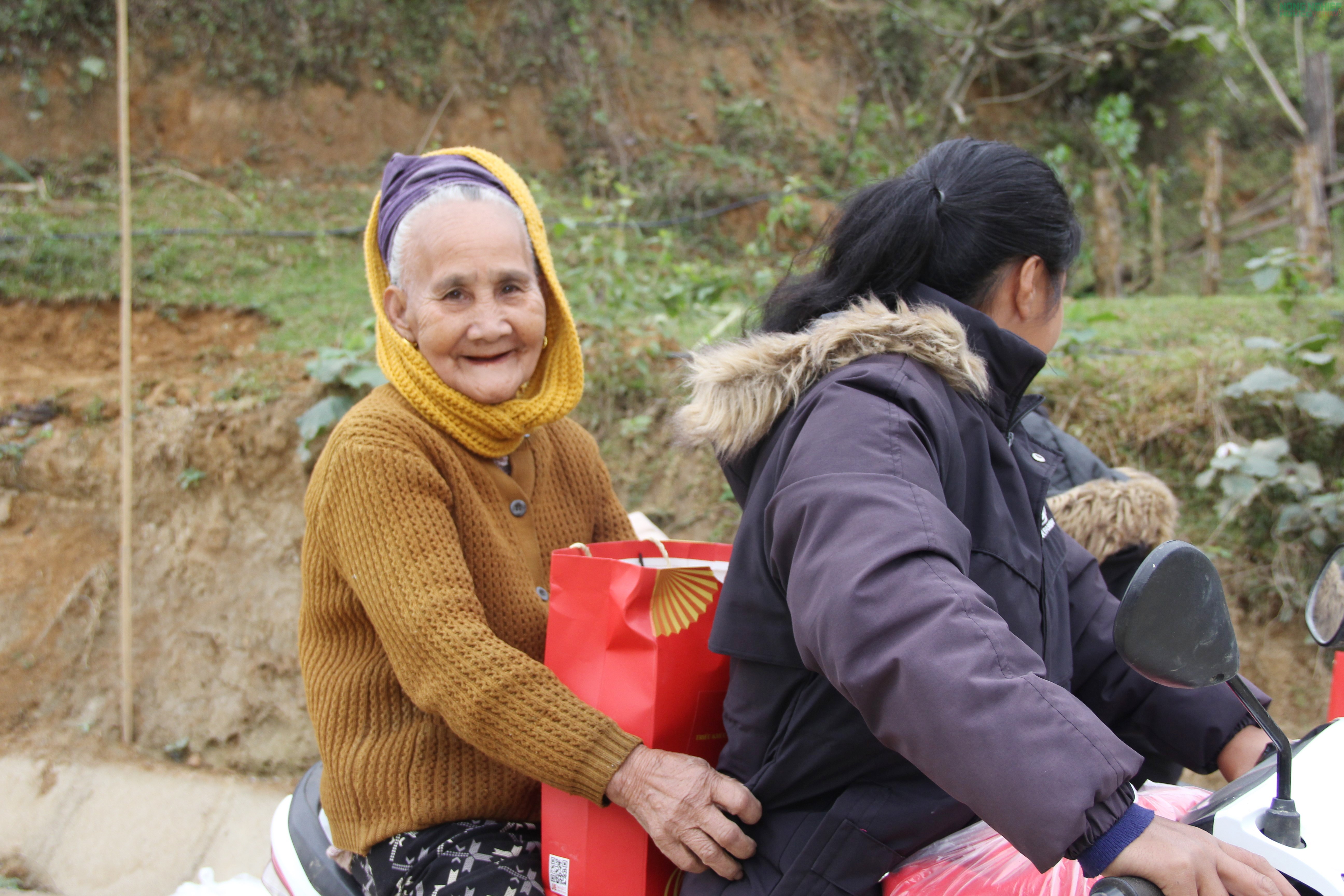 Hàng trăm suất quà Tết gửi gắm yêu thương đến với bà con Đan Lai, xứ Nghệ Hàng trăm suất quà Tết gửi gắm yêu thương đến với bà con Đan Lai, xứ Nghệ