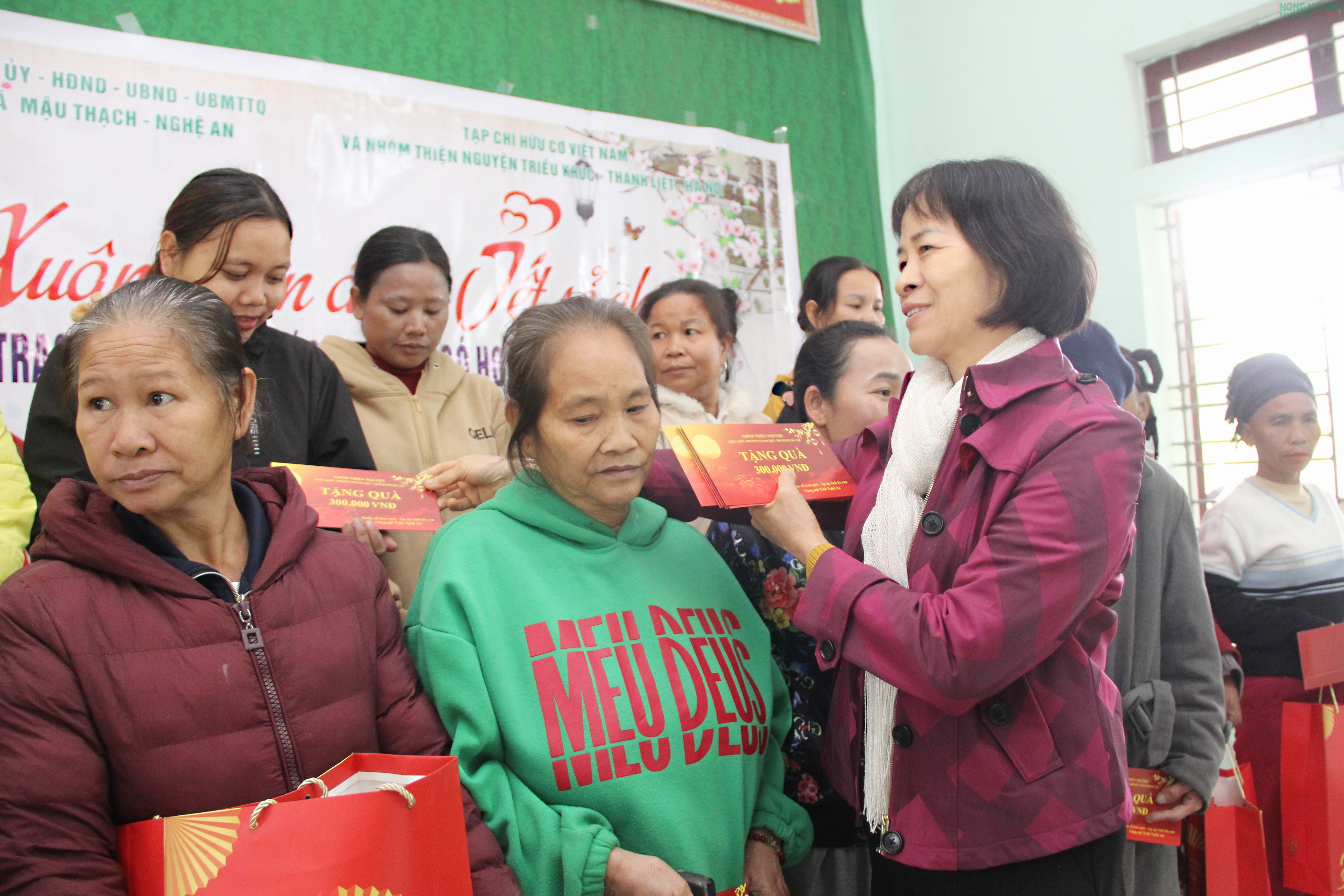 Hàng trăm suất quà Tết gửi gắm yêu thương đến với bà con Đan Lai, xứ Nghệ