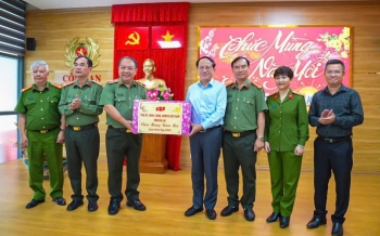 chu tich ubnd tinh gia lai pham anh tuan tham chuc tet cac don vi luc luong vu trang