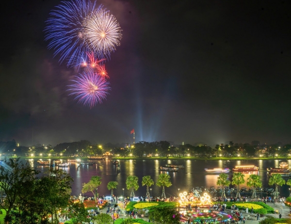 tp hue giao thua binh ngo 2026 ruc ro phao hoa khat vong vuon xa