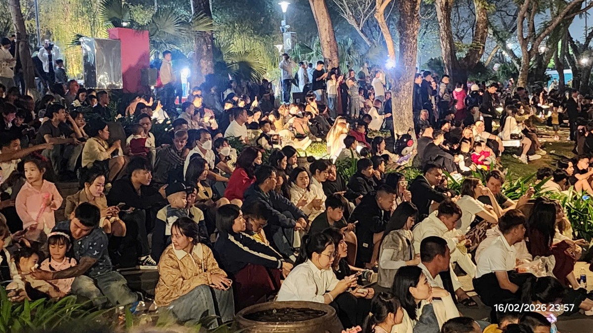 Tp. Huế: Giao thừa Bính Ngọ 2026 - rực rỡ pháo hoa, khát vọng vươn xa từ rất sớm, hàng vạn người dân và du khách đã đổ về trong không khí háo hức