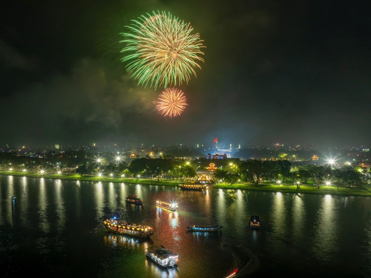 Tp. Huế: Giao thừa Bính Ngọ 2026 - rực rỡ pháo hoa, khát vọng vươn xa Pháo hoa lung linh phản chiếu xuống dòng sông Hương lấp lánh