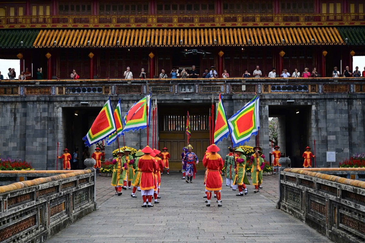 Đại Nội Huế: Mùng 1 Tết Bính Ngọ 2026 nhộn nhịp du khách trong nước và quốc tế Không khí rộn ràng của lễ hội hòa quyện với sự trang trọng, giàu bản sắc văn hóa truyền thống