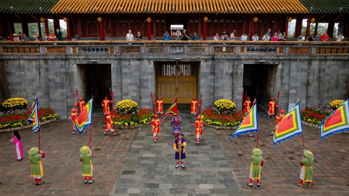 Đại Nội Huế: Mùng 1 Tết Bính Ngọ 2026 nhộn nhịp du khách trong nước và quốc tế Lễ Đổi gác tại Ngọ Môn - nghi lễ truyền thống tái hiện sự uy nghiêm của binh lính triều Nguyễn