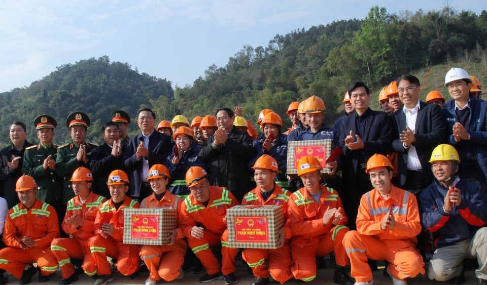 Thủ tướng Chính phủ thăm, chúc Tết công nhân trên công trường thi công Dự án đường cao tốc Đồng Đăng (Lạng Sơn) - Trà Lĩnh (Cao Bằng)