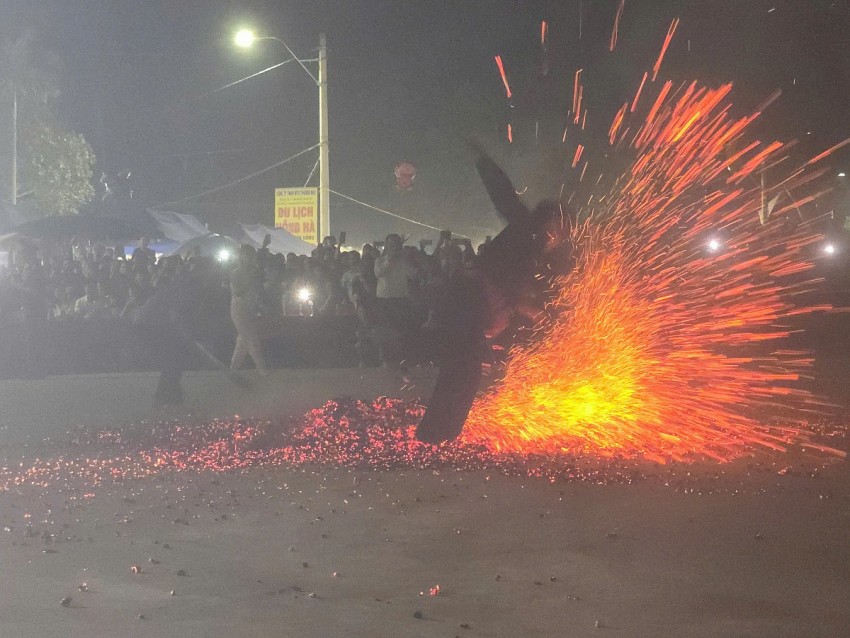 Độc đáo lễ hội nhảy lửa của người Dao Nậm Đét xã Bảo Nhai