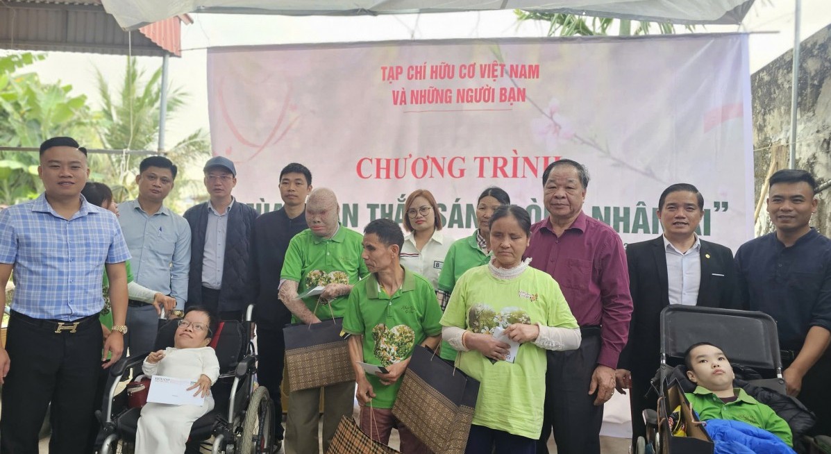 Thắp sáng lòng nhân ái, Tạp chí Hữu cơ Việt Nam trao tặng 30 suất quà Nhóm “Khát vọng cỏ dại”