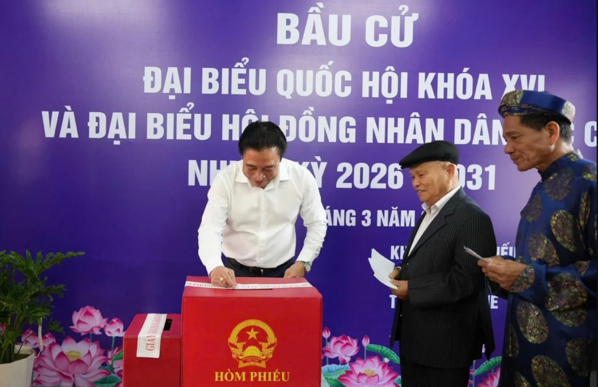 Chủ tịch UBND TP Huế Nguyễn Khắc Toàn tham gia bỏ phiếu tại Tổ bầu cử số 1 (phường An Cựu)