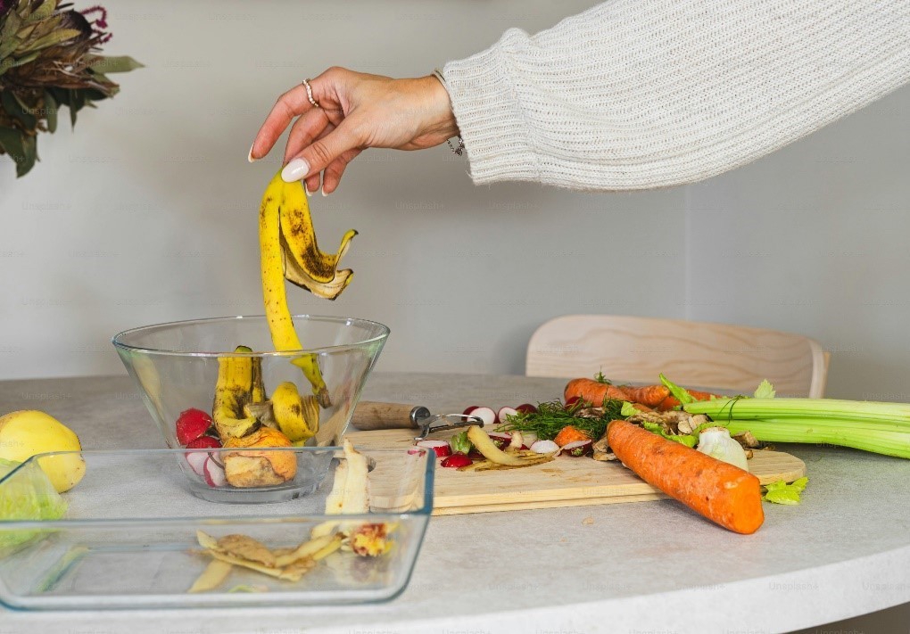 Đừng vội bỏ vỏ trái cây: “Kho phân bón hữu cơ” giúp cây cảnh xanh tốt