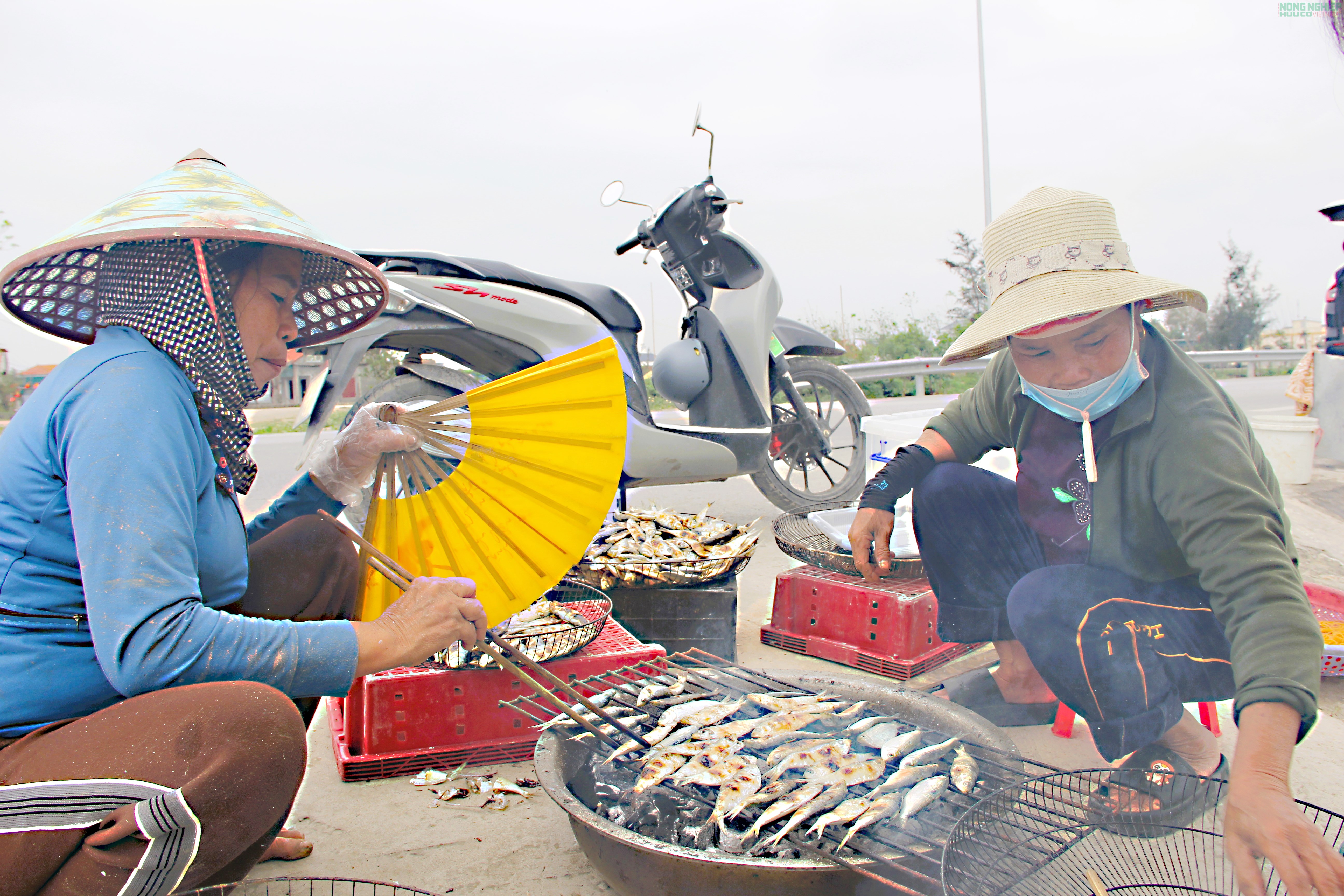Mỏi tay gỡ cá trích, ngư dân Nghệ An kiếm tiền triệu sau mỗi chuyến biển