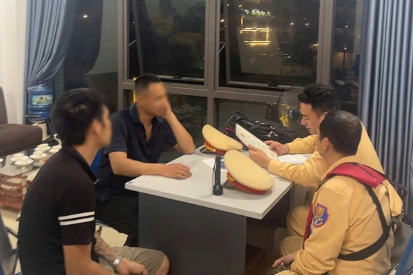 Quảng Ninh: Phát hiện tàu cá chở 9 người câu mực trái phép trên vịnh Hạ Long