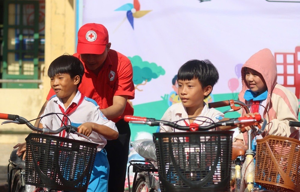 Tiếp sức người dân và học sinh vùng khó Thượng Đức