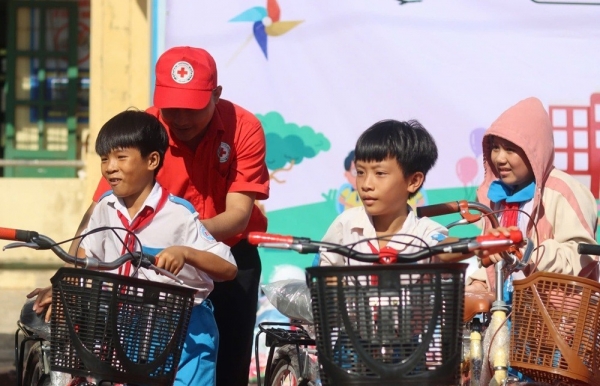 Tiếp sức người dân và học sinh vùng khó Thượng Đức