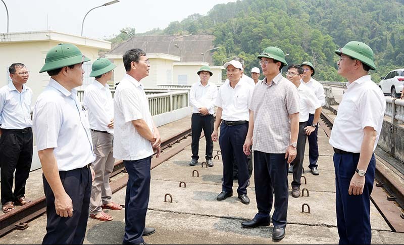 Lãnh đạo Tp. Huế kiểm tra thực tế hồ Tả Trạch, nhấn mạnh yêu cầu an toàn hạ du