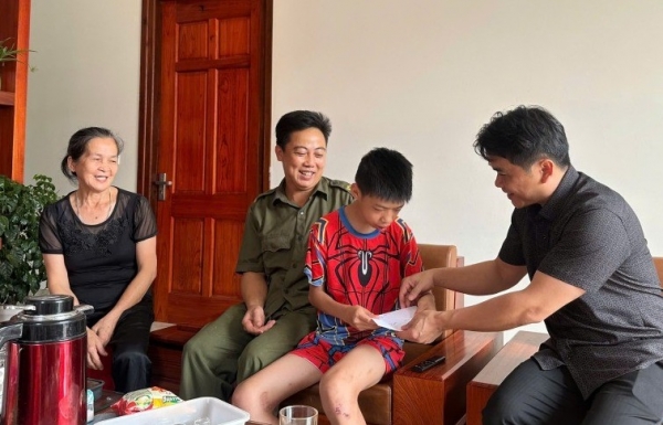 Cao Bằng: Tặng quà cho người khuyết tật nhân dịp kỷ niệm Ngày Người khuyết tật Việt Nam