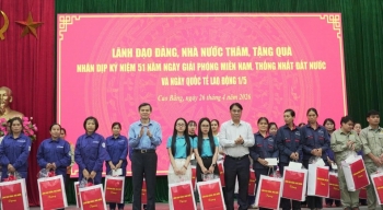 Giám đốc Học viện Chính trị Quốc gia Hồ Chí Minh tặng quà các gia đình chính sách Cao Bằng