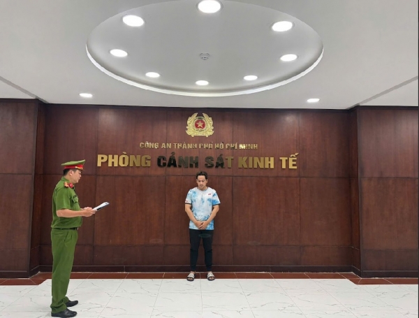 TP.HCM khởi tố chủ hộ kinh doanh bán hơn 1.400 đôi giày dép giả mạo nhãn hiệu