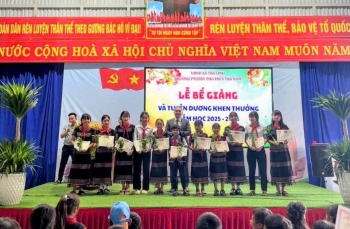 Độc đáo trường vùng cao khen thưởng học sinh giỏi bằng cây giống sâm Ngọc Linh
