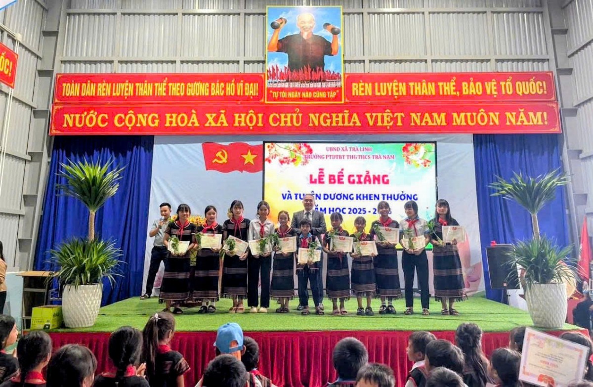 Độc đáo trường vùng cao khen thưởng học sinh giỏi bằng cây giống sâm Ngọc Linh