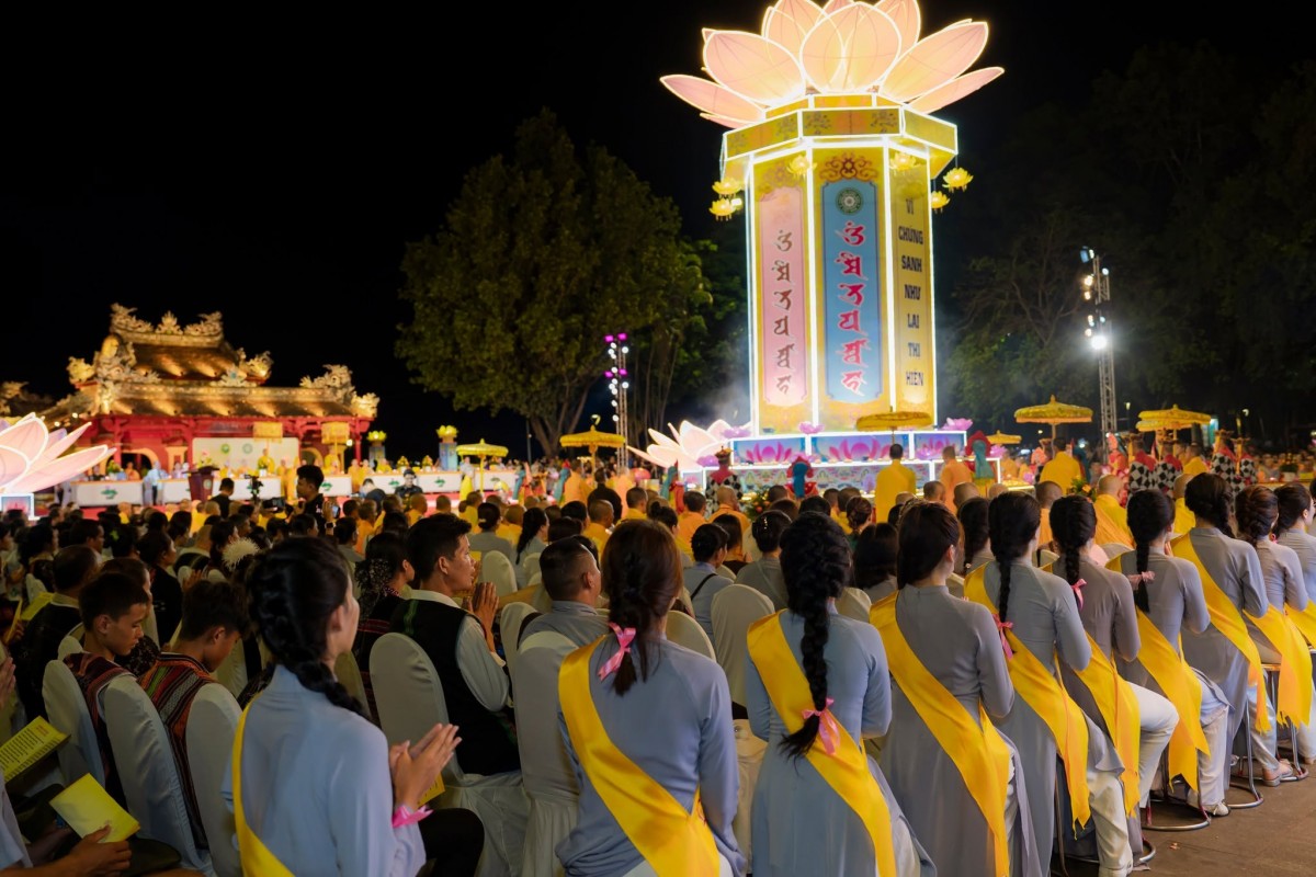 Tp. Huế: Lan tỏa thông điệp hòa bình từ Lễ hội Hoa đăng bên dòng Hương Giang