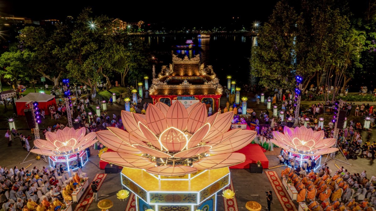 Tp. Huế: Lan tỏa thông điệp hòa bình từ Lễ hội Hoa đăng bên dòng Hương Giang Lễ hội Hoa đăng
