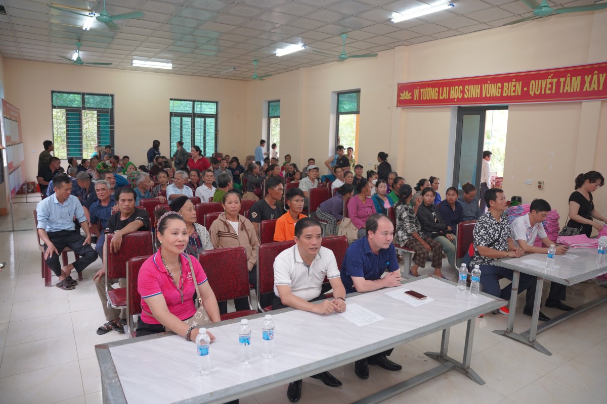 Tạp chí Hữu cơ Việt Nam và Nhóm Thiện nguyện Triều Khúc, Hà Nội phối hợp cùng địa phương trao 150 suất quà cho các hộ nghèo, hộ có hoàn cảnh đặc biệt khó khăn tại xã Sơn Lâm.