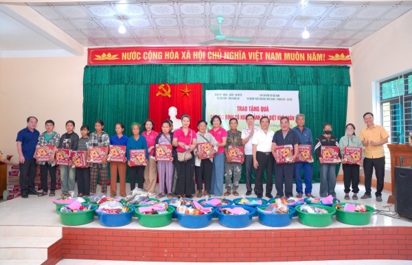 lan toa yeu thuong toi cac ho ngheo dac biet kho khan o mien tay nghe an