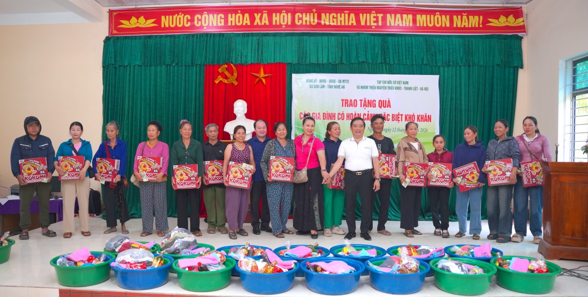 Lan toả yêu thương tới các hộ nghèo đặc biệt khó khăn ở miền Tây Nghệ An