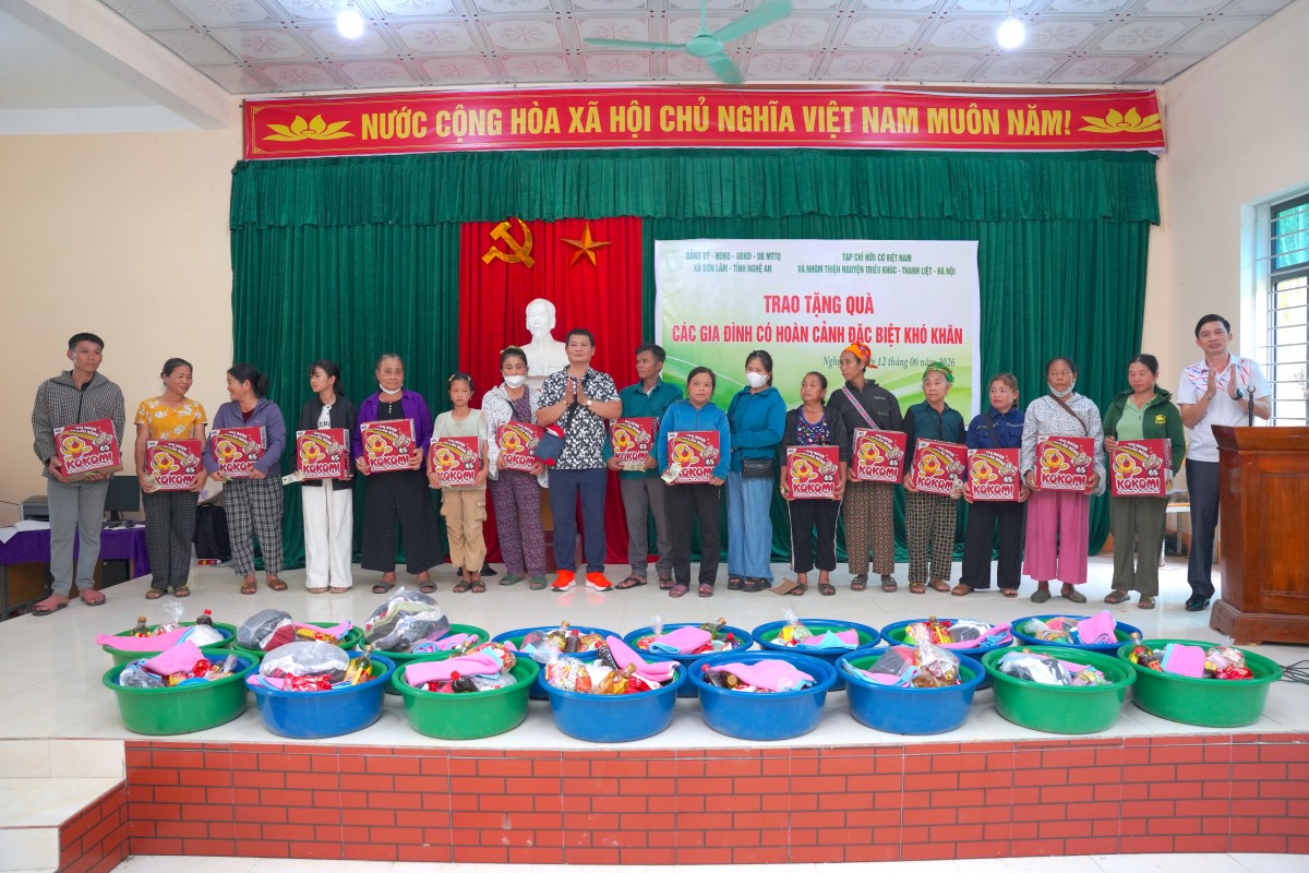 Lan toả yêu thương tới các hộ nghèo đặc biệt khó khăn ở miền Tây Nghệ An
