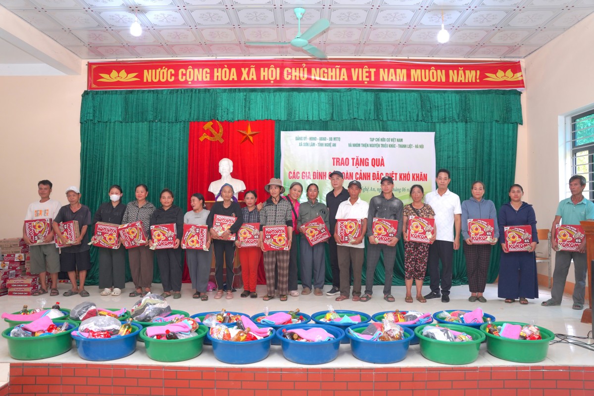 Lan toả yêu thương tới các hộ nghèo đặc biệt khó khăn ở miền Tây Nghệ An