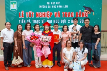 Phía sau mỗi tấm bằng tốt nghiệp là cả một hành trình yêu thương và hy sinh