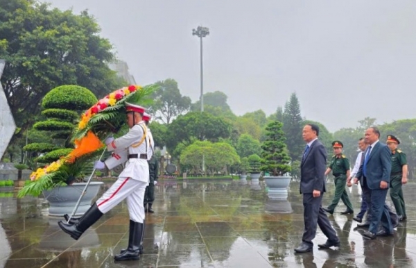 Gia Lai: Lãnh đạo dâng hoa, dâng hương Chủ tịch Hồ Chí Minh và viếng các Anh hùng liệt sĩ