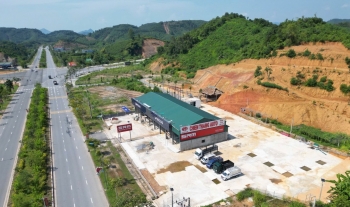 Lào Cai: Showroom Chiến Thắng Auto bất chấp lệnh cấm, “phớt lờ” mốc thời hạn tự tháo dỡ công trình vi phạm