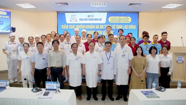 Tổ chức tập huấn “Kiểm soát nhiễm khuẩn và An toàn vệ sinh lao động cho nhân viên vệ sinh”