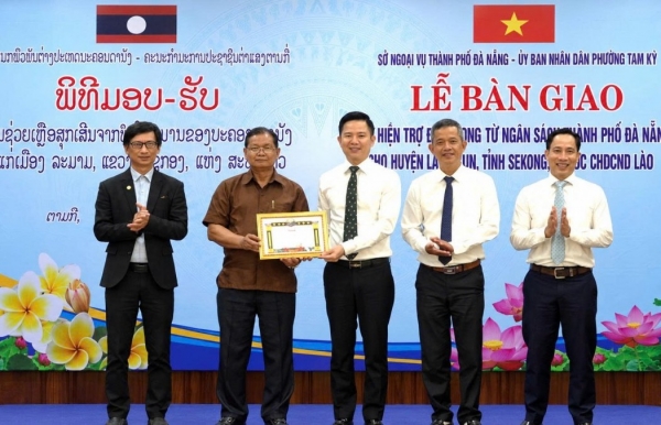 Đà Nẵng trao 2 tỷ đồng hỗ trợ huyện Lạ Màm khắc phục thiên tai