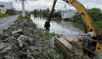 An Giang: Phạt 25 triệu đồng một trường hợp khai thác đất dưới kênh trái phép