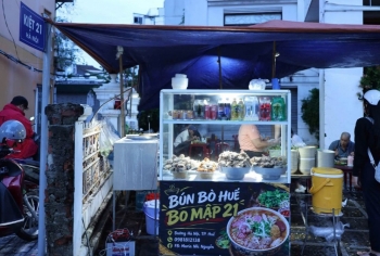 Tp. Huế lập biên bản xử lý một quán bún bò vi phạm về an toàn thực phẩm