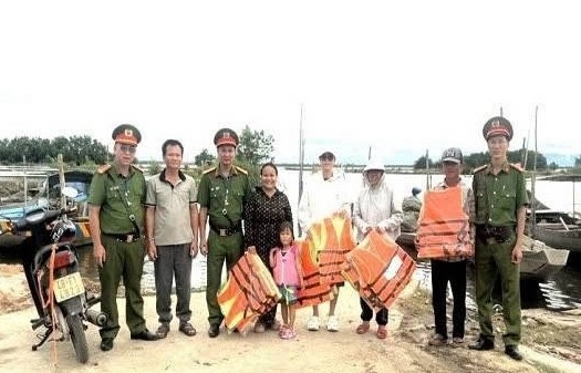 CATP Huế giữ vững an ninh ven biển, bảo vệ ngư dân mùa mưa bão