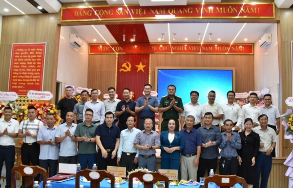 Xã Ea Ô gặp mặt, chúc mừng doanh nghiệp, doanh nhân nhân Ngày Doanh nhân Việt Nam