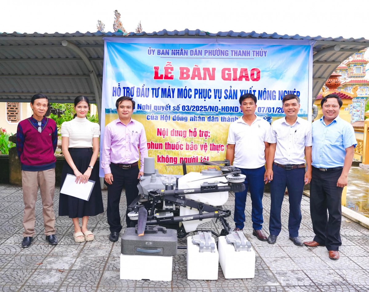 Máy bay không người lái phun thuốc bảo vệ thực vật tại Thanh Thủy.