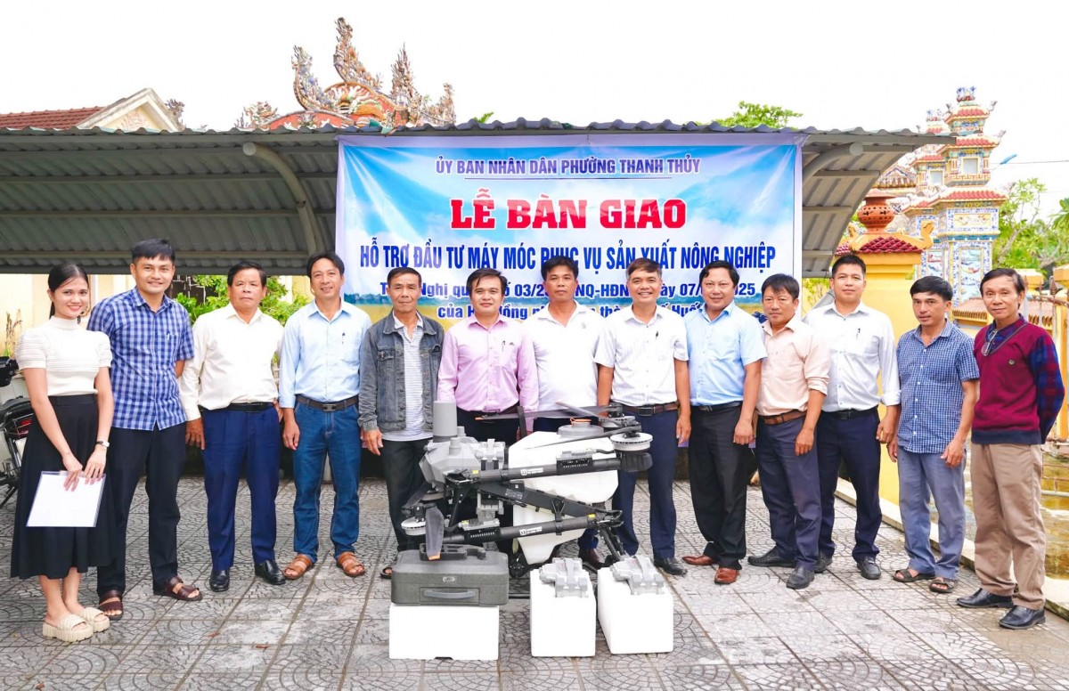 Máy bay không người lái phun thuốc bảo vệ thực vật tại Thanh Thủy.