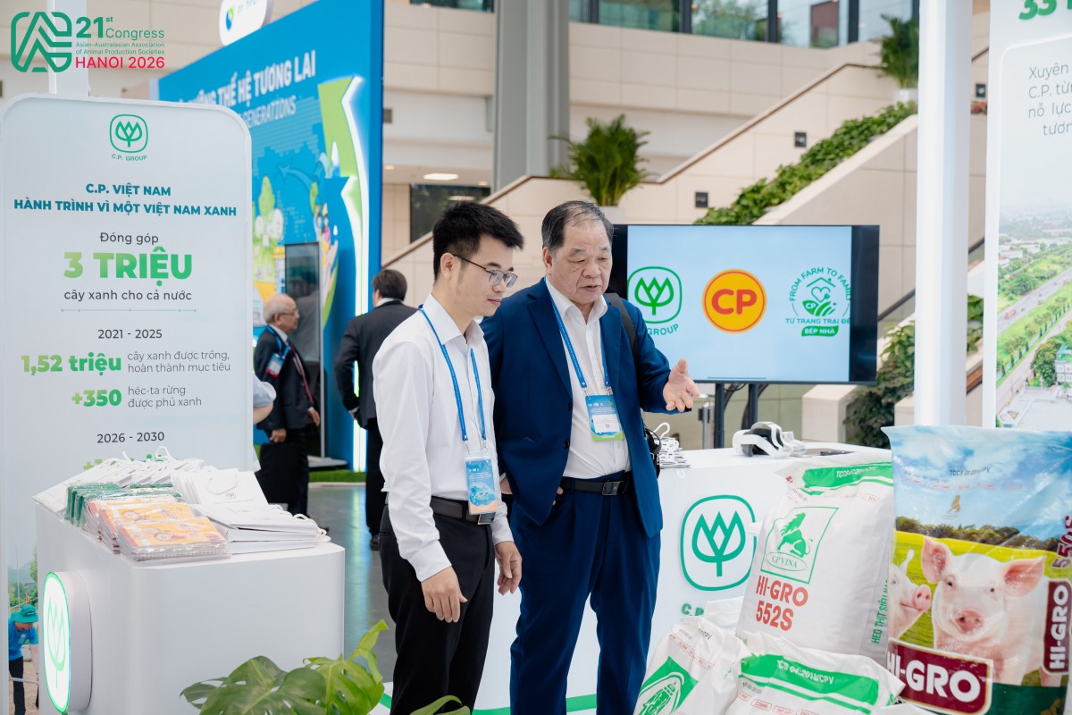 Tiến sĩ khoa học Hà Phúc Mịch tham quan gian hàng trưng bày tại Hội nghị Khoa học Chăn nuôi Á Úc lần thứ 21 (AAAP 2026).