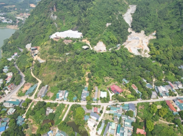 Bãi đá thải mỏ Núi Dùm: Người dân lo ảnh hưởng đất canh tác, nguồn nước