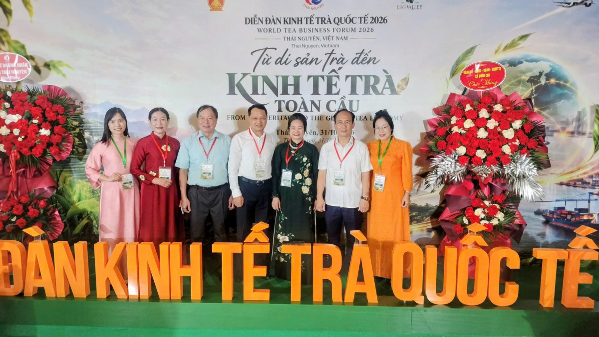 Giáo sư, Tiến sĩ Đào Thanh Vân, Phó Chủ tịch Hiệp hội Nông nghiệp Hữu cơ Việt Nam, Chủ tịch Hội Nông nghiệp hữu cơ tỉnh Thái Nguyên, cùng các đại biểu tham dự Diễn đàn Kinh tế chè quốc tế 2026.